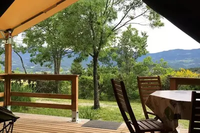 Image de Tente Confort \"Lodge\" 30m² - 2 chambres - sans sanitaires privatifs - Terrasse couverte 5 personnes