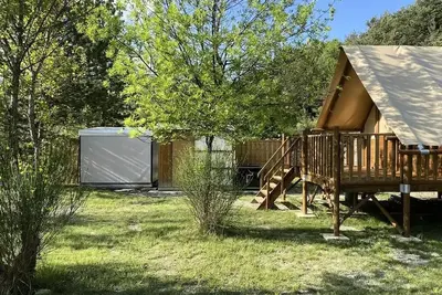 Image de Cabane Standard \"Amazone\" 30m² - 2 chambres - Terrasse + sanitaire privé 4 personnes