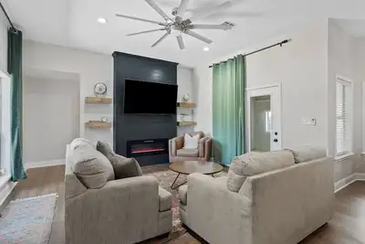 Image de Modern 3 Bedroom Home with Pool