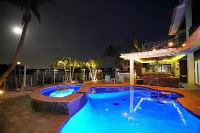 Image de 5br/6ba Waterfront Pool/Spa (2) 6-pass golf carts