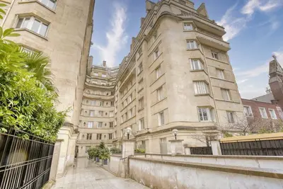 Image de Grande chambre 16 m2 avec sdb et toilette dans grand appartement. Calme et clair
