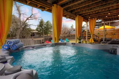 Image de New! Lux Home-Hottub-Firepit-Games-6TVs-13m to Den