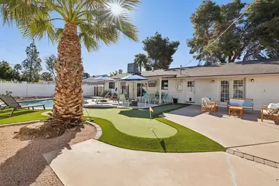 Image de Old Town: 2 King / 8 Queen Beds, Backyard Paradise