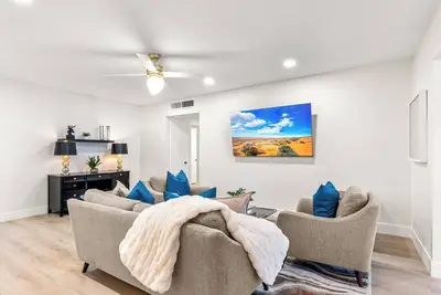 Image de Oldtown Retreat - Spacious Designer Home with Pool