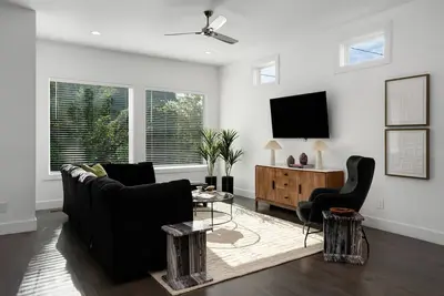 Image de Music City Dream-Spacious w/ 7 Beds, Balcony, Fire