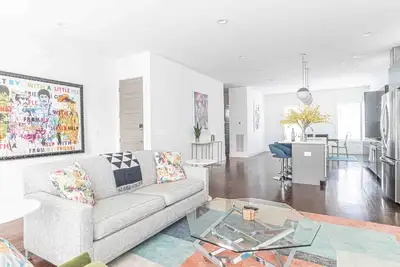 Image de Huge Luxury Home with 7 Beds, Balcony & Fireplace