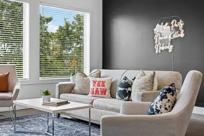 Image de Huge Home in Music City -7 Beds, Balcony & Fire