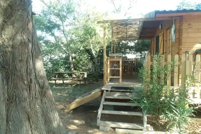 Image de Chalet cosy à deux pas de la plage entouré de verdure.
