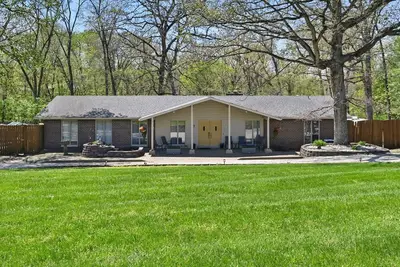 Image de Family Friendly Lake Front retreat with Lake Front Beach and Dock.
