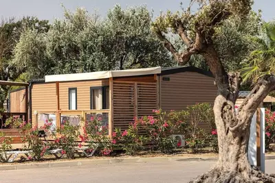 Image de Mobil-home | Premium | 2 Ch. | 4 pers. | Terrasse surélevée | A/C | Tv