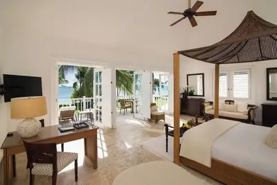 Image de Tropical Beachfront Getaway! Pool, Pets Allowed, Shuttle & Breakfast Included!