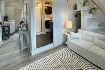 Image de ~Castle~ Stylish loft w/ laundry, kitchenette, and a private yard