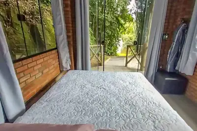 Image de Ground Floor Suite with Waterfall in the Backyard