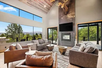 Image de Modern Endless View Luxury Cabin | Hot Tub! Pool!