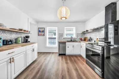 Image de 7bdrm, 3baths, 2 kitchens, mins to falls, Arcade, WiFi, Ac, parking