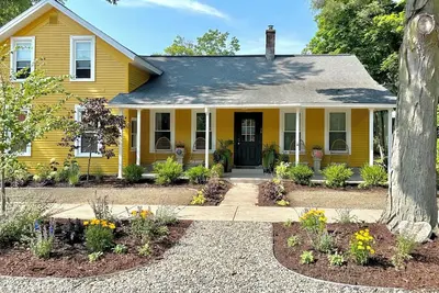 Image de New! Marigold & Poppy - Group-Friendly Douglas Retreat - Central & Walkable