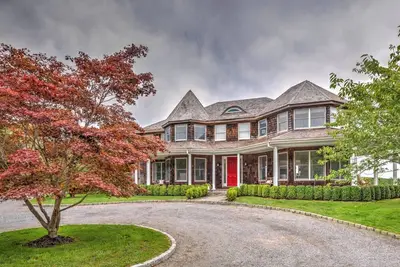 Image de Relax and unwind at this gorgeous and tranquil estate in a desirable area. . .