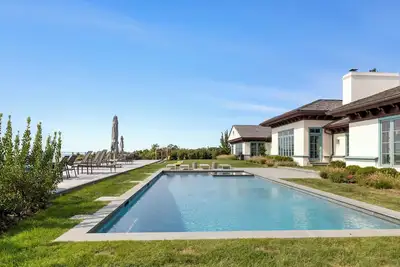 Image de 180 Degree Ocean Views, Wide Deck with Fire Pit and Dining Table, Near. . .