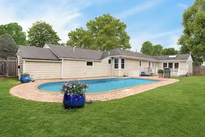 Image de Cozy Southampton home, close to town, beaches, private pool, perfect for. . .