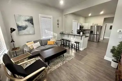 Image de Historic Loft, 5 Min->Dtwn | Long Stays | 910 Mbps | 2 Living Areas | Balcony with skyline view
