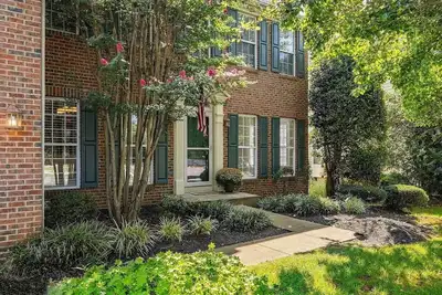 Image de 4-themed bedroom home in charming Haymarket with sauna & cinema theater room