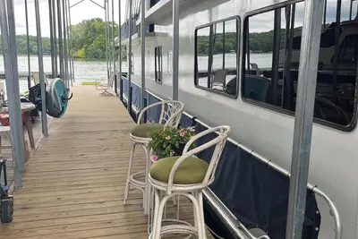 Image de Charming 2-bedroom 80’ Houseboat with Ac, WiFi in enchanting Mt. Juliet