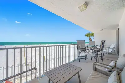 Image de Chambre102- Beachfront Paradise with Gulf Views in Madeira Beach!