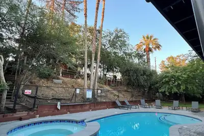 Image de Bakersfield Luxe Stay- Private Spa Vibes • Stylish & Serene