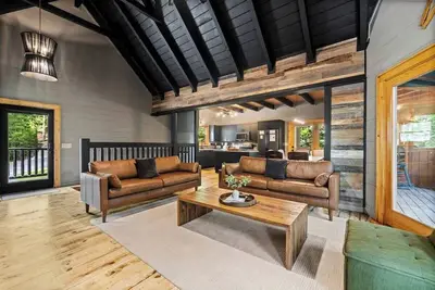 Image de Modern Rustic Hideaway | Luxury Cabin | Pool!