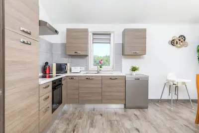Image de Spacious apartment with 3 rooms, surrounded by green forest near Pula.