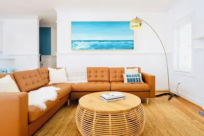 Image de 1 Block to Beach, Luxe Standalone Cottage, Wave Room!