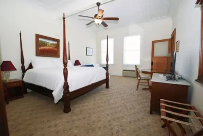 Image de The Burnet Room at The Eastland Historic Hotel