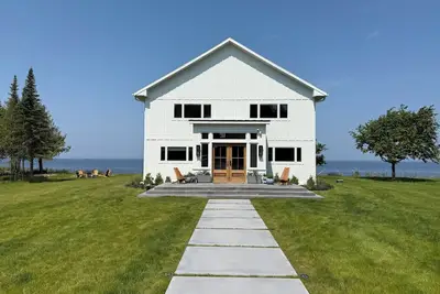 Image de New Lakefront 3 Acre Renovated Egg Harbor Getaway