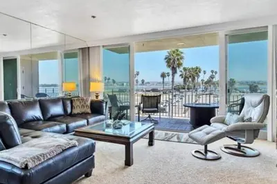 Image de Bayfront Perfectly located 2bdrm 1 Parking spot with lots of free parking nearby