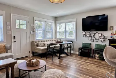 Image de All Spruced Up Cottage, 1 block to beach, outside oasis, pet friendly, WiFi
