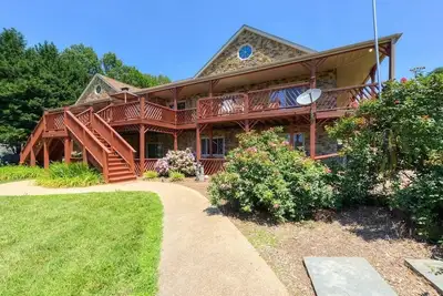 Image de Tiki House, perfect large family getaway!