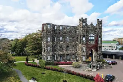 Image de Castle Manor Unit 203 - More Units available