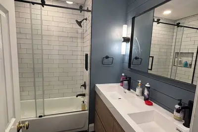Image de Spacious and renovated 4-bedroom townhome in Tysons-Falls Church