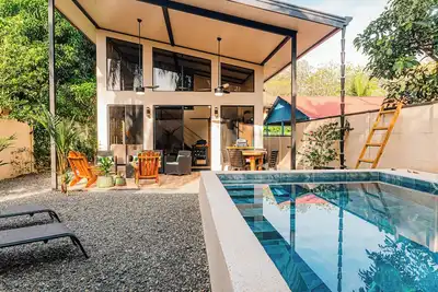 Image de Cozy one bedroom and loft walking distance to the beach villa