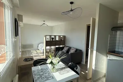 Studio lumineux à 10mn à pieds du port, du centre ville  et des sentiers côtiers