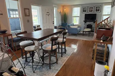 Image de 1902 Cottage w Muskegon Lake views, 4 bedrooms, Ac WiFi, btwn beach & downtown