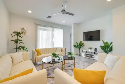 Image de 10 Mi to Downtown: Suburban Phoenix Home