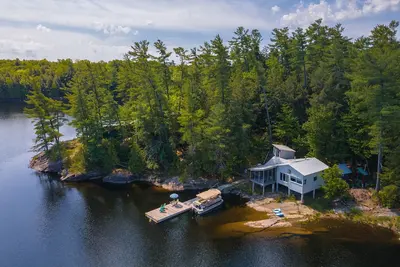 Image de Cozy Off-Grid Lake House Cottage on Lake Wah-Wash-Kesh