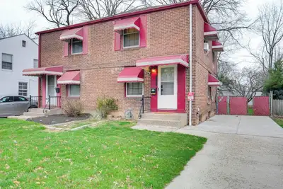 Image de 2 Mi to Lake Erie: Home w\/ Yard in Euclid!