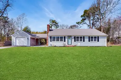 Image de Charming ranch with granite kitchen, Ac, deck, firepit, & private yard
