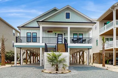 Image de Beautiful coastal home with private heated pool and close to beach access