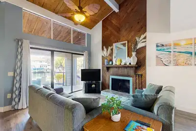 Image de Canalfront townhome on the golf course w/private deck, grill & paid-access pools