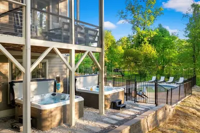 Image de 6 King Bedrms! Pool. Hot Tubs. Firepits. GameRm. Sleeps 22! 5 Ensuite Bathrooms!