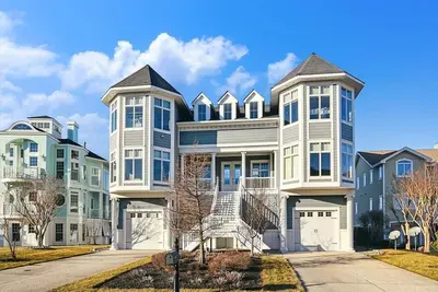 Image de Bayfront Retreat | Sleeps 16 | Pool + Beach Access