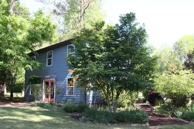 Image de New Two Bedroom Suite Nestled in Stunning Backyard Garden